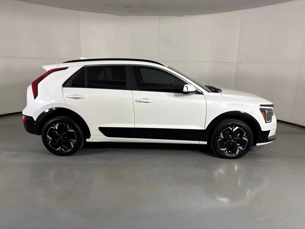 New 2026 Snow White Pearl Kia WIND image 9