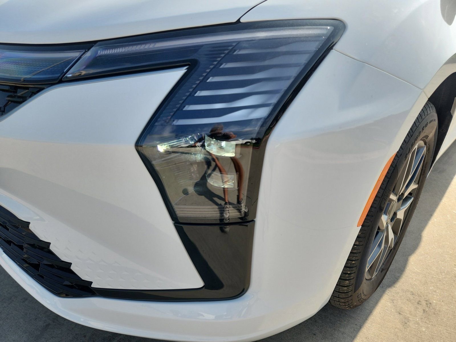 New 2027 Bright White Clear-Coat Exterior Paint Chrysler Limited image 9