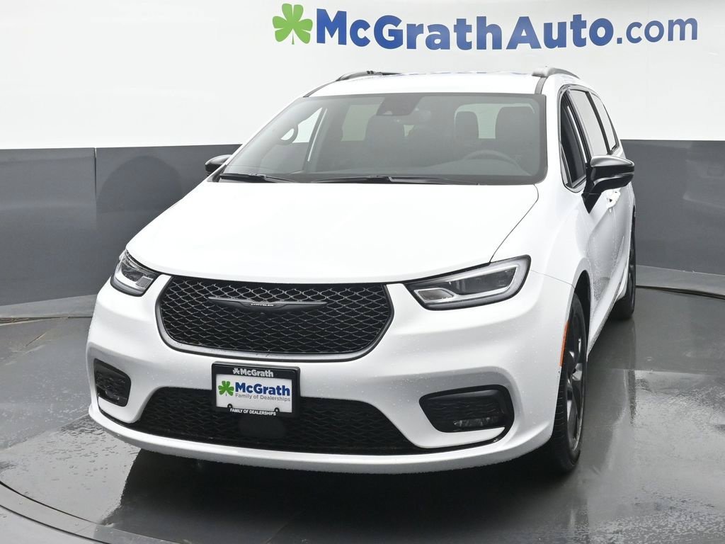 New 2026 Bright White Clear-Coat Exterior Paint Chrysler Select image 6