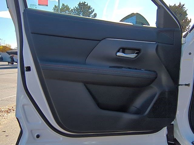 New 2026 Aspen White TriCoat / Super Black Two-tone Nissan SR image 8