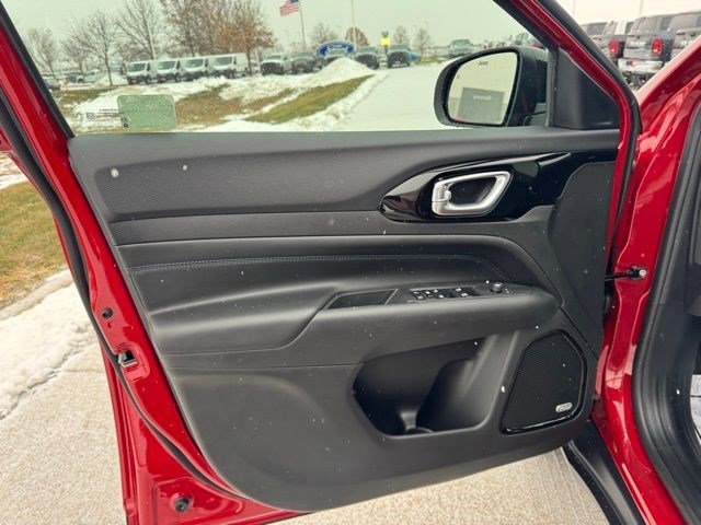 New 2026 Red Hot Pearlcoat Jeep Latitude Altitude image 7