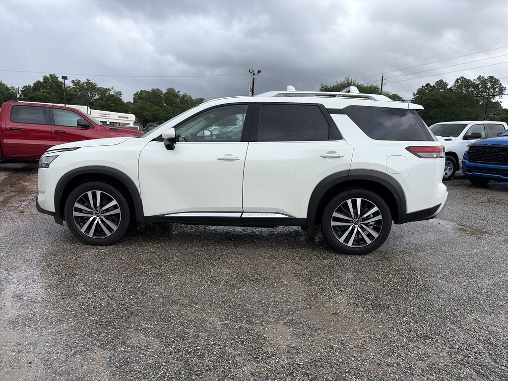 Used 2023 White Nissan Platinum image 3