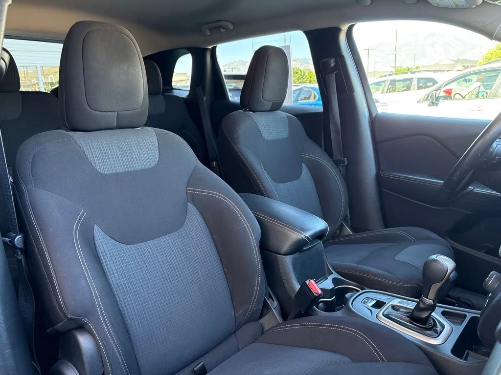 Used 2016 Black Jeep Latitude image 12
