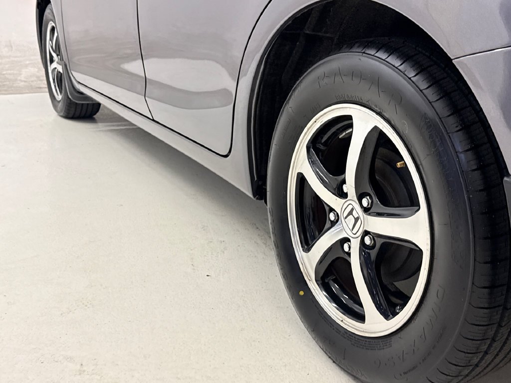Used 2015 Alabaster Silver Metallic Honda SE image 10