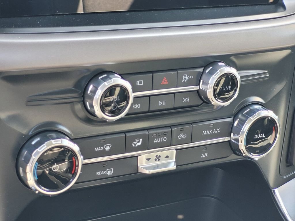 New 2025 Oxford White Ford XLT image 39