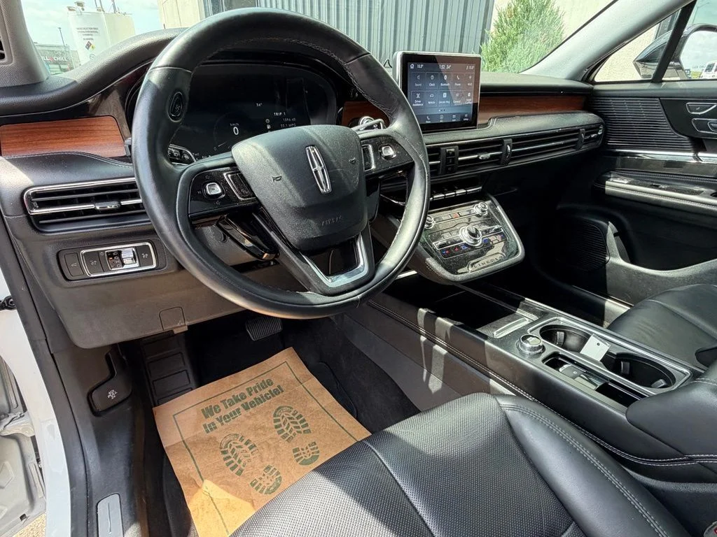 Used 2022 White Lincoln Reserve image 7