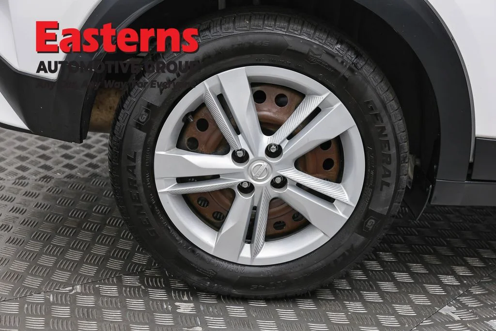 Used 2022 White Nissan S image 29