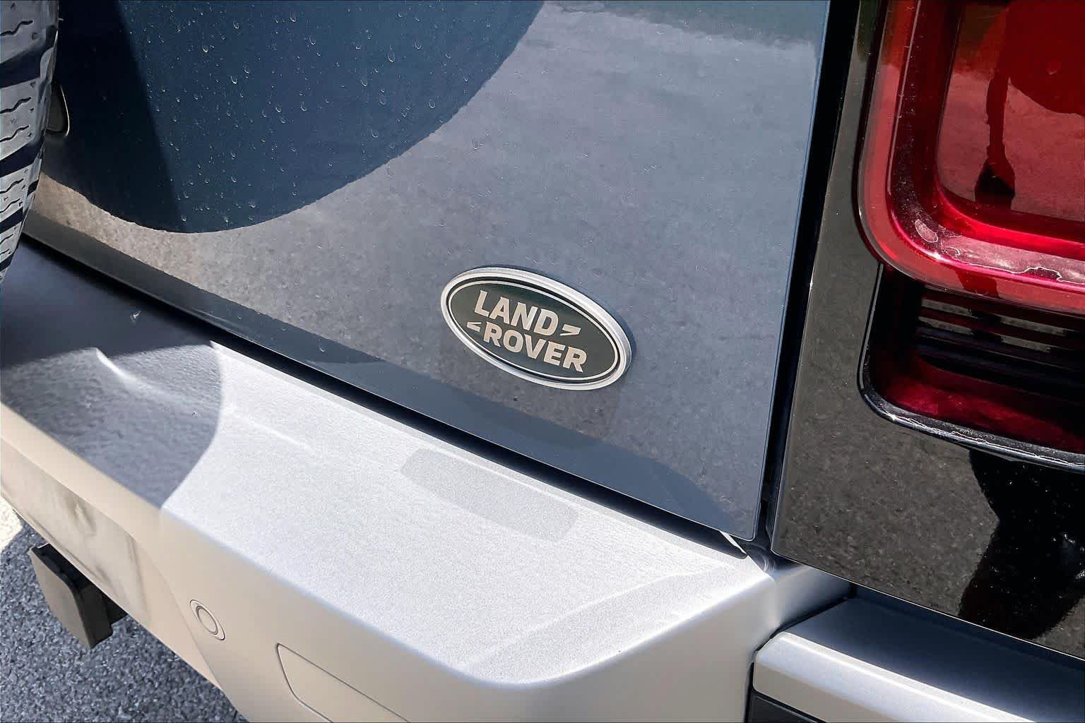 Used 2021 Tasman Blue Metallic Land Rover SE image 29
