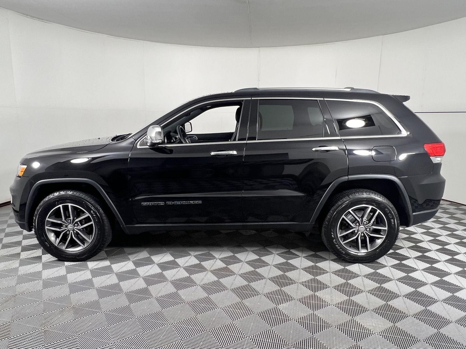 Used 2018 Diamond Black Crystal Pearlcoat Jeep Limited image 7