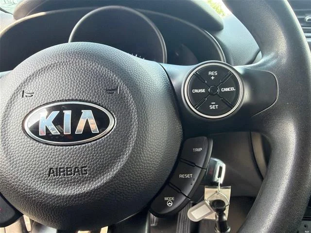 Used 2015 Bright Silver Kia  image 17