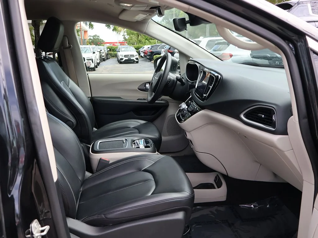 Used 2023 Black Chrysler Touring L image 26