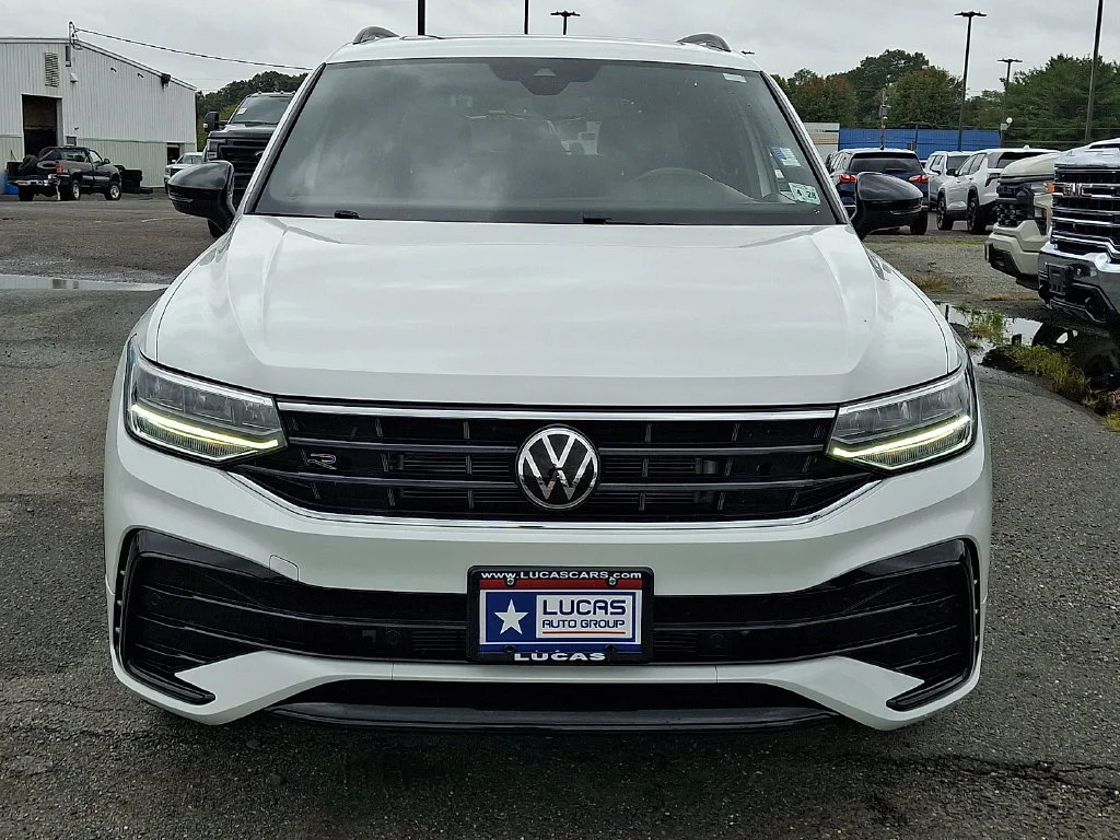 Used 2023  Volkswagen SE R-Line Black image 4