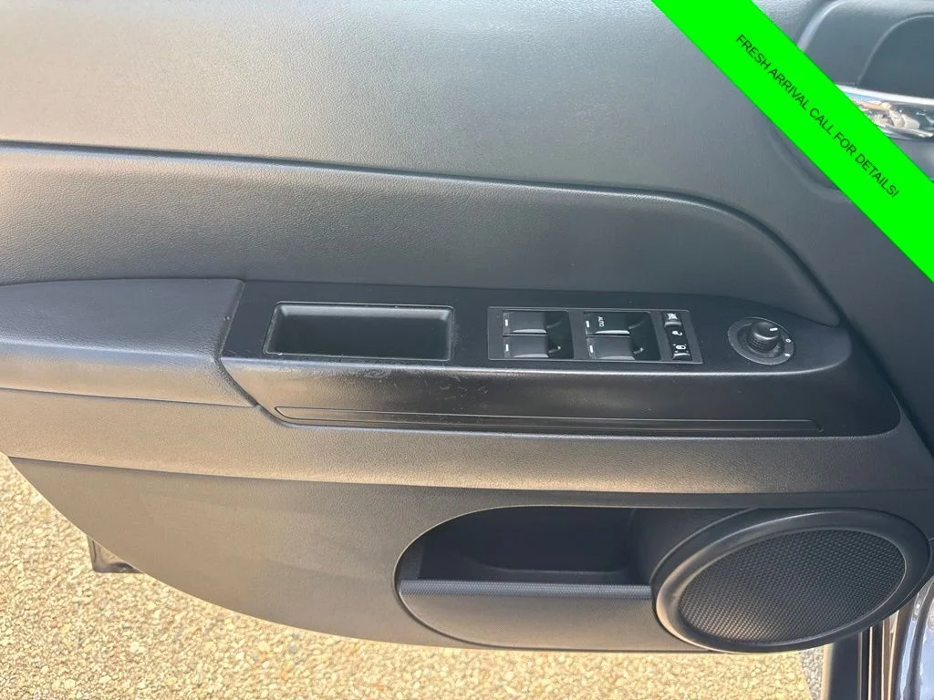 Used 2016 Crystal Metallic Jeep Latitude image 20