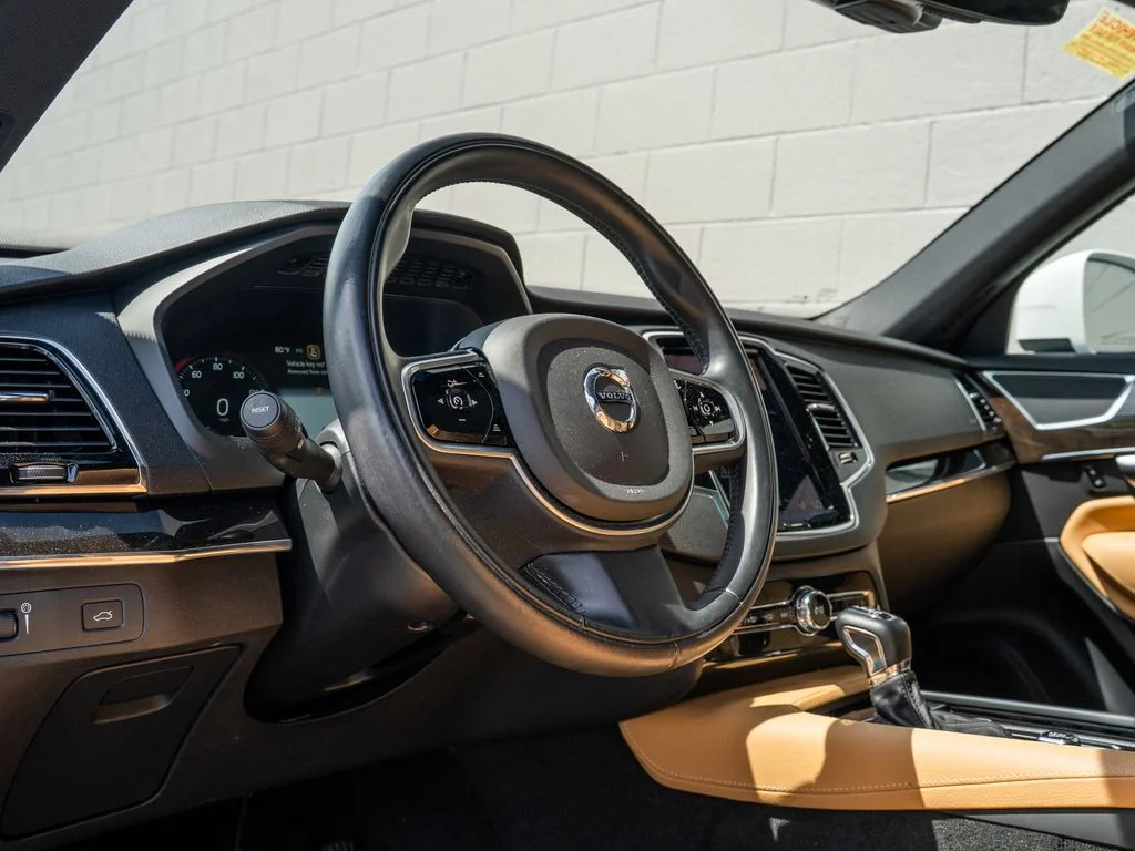 Used 2018 White Volvo T6 Momentum image 4
