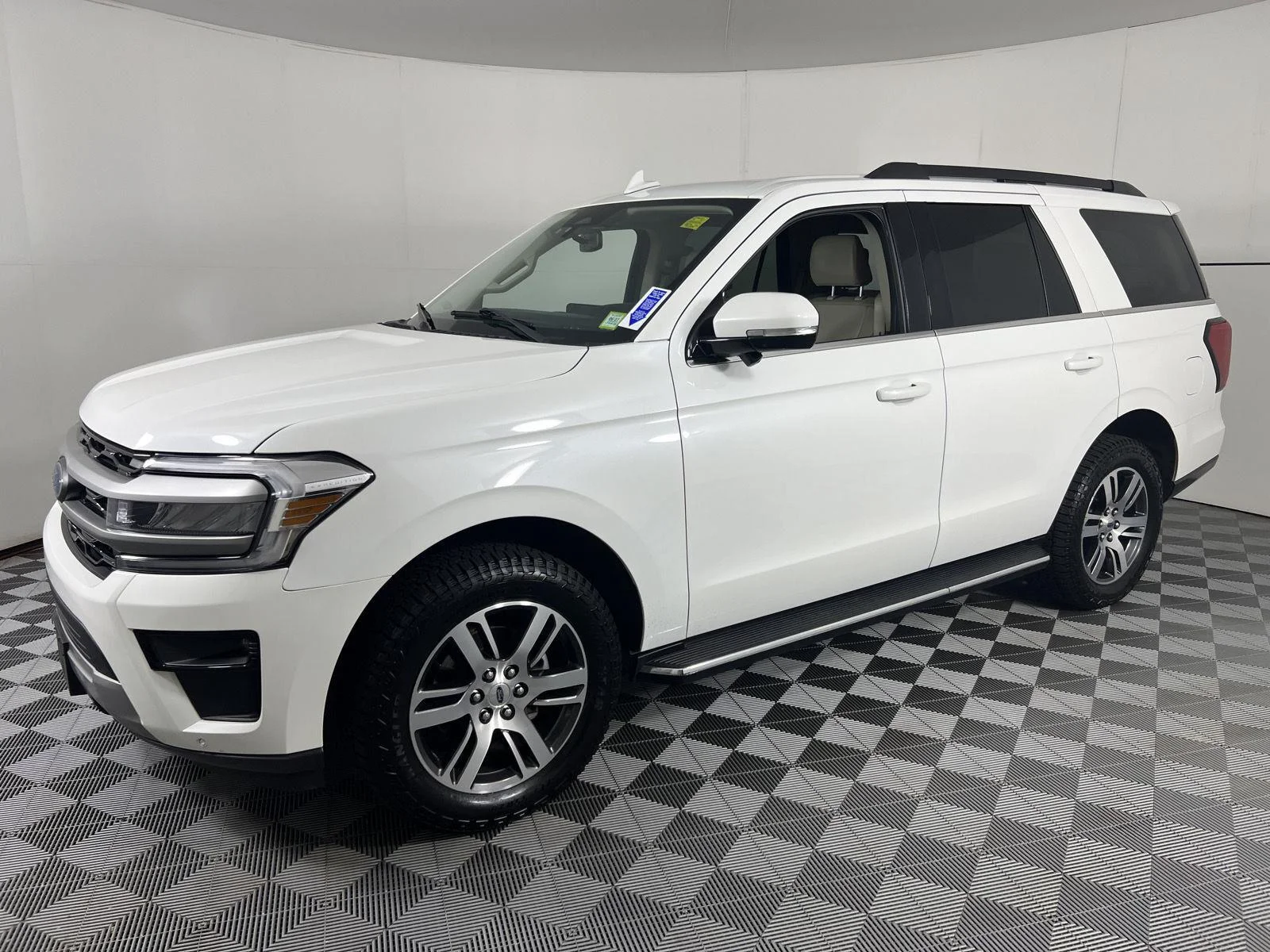 Used 2023 Star White Metallic Tri-Coat Ford XLT image 8