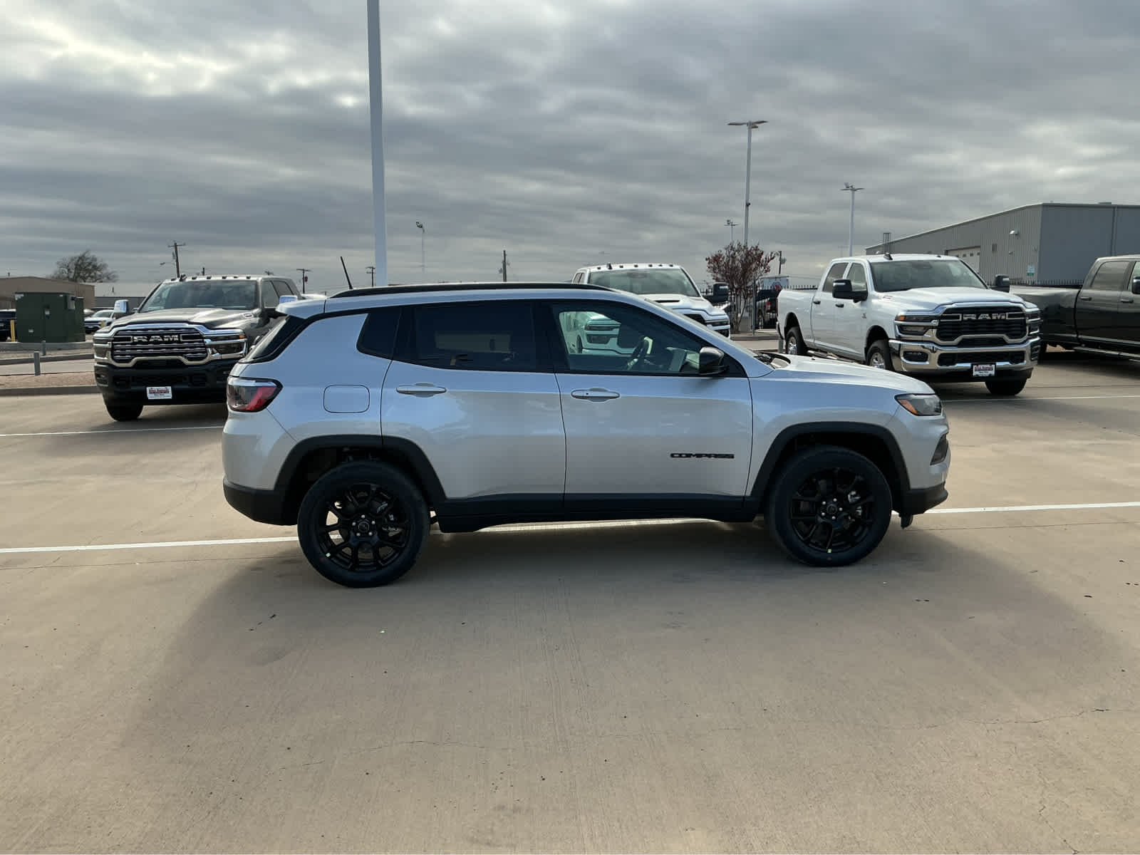 New 2026 Silver Zynith Metallic Clear-Coat Exterior Paint Jeep Latitude image 5