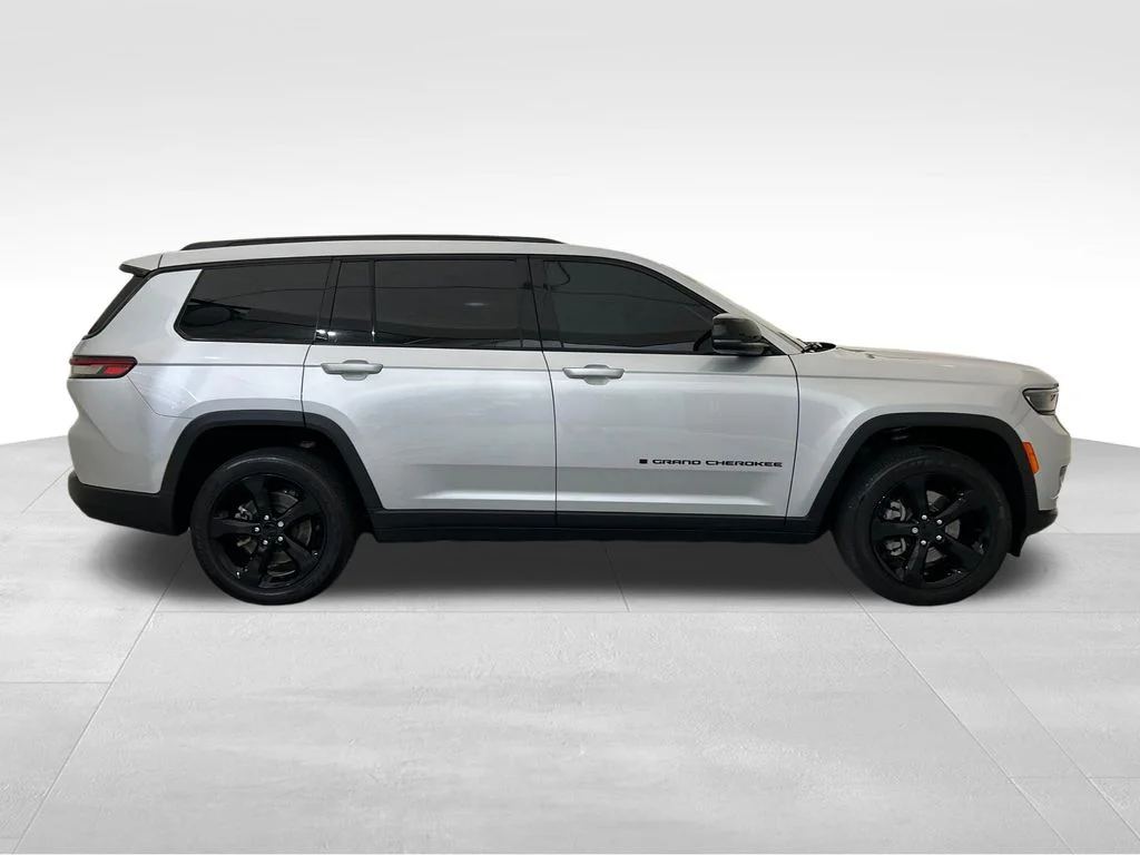Used 2024 Silver Jeep Altitude X image 6