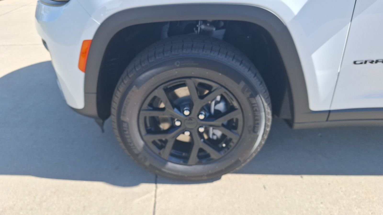 New 2026 Bright White Clear-Coat Exterior Paint Jeep Altitude image 10
