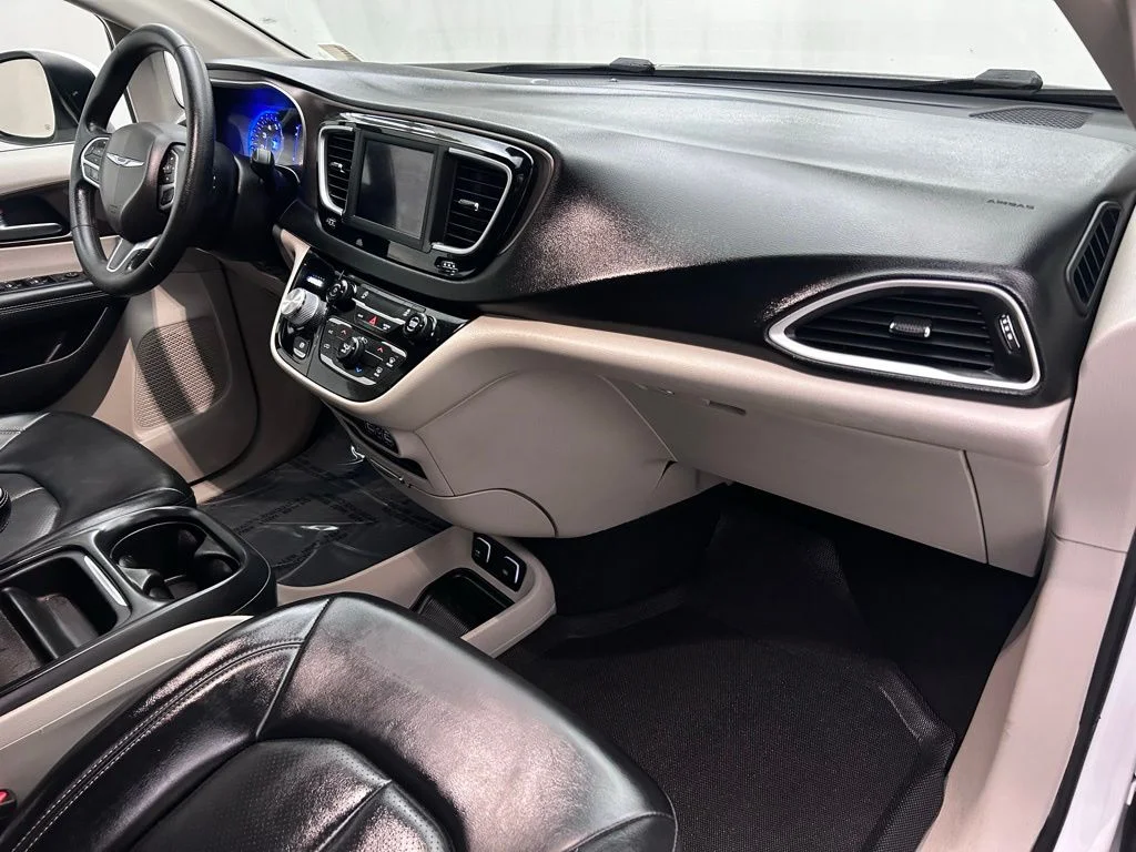 Used 2021 White Chrysler LXI image 19