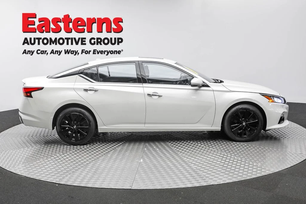 Used 2022 White Nissan 2.5 SL image 4