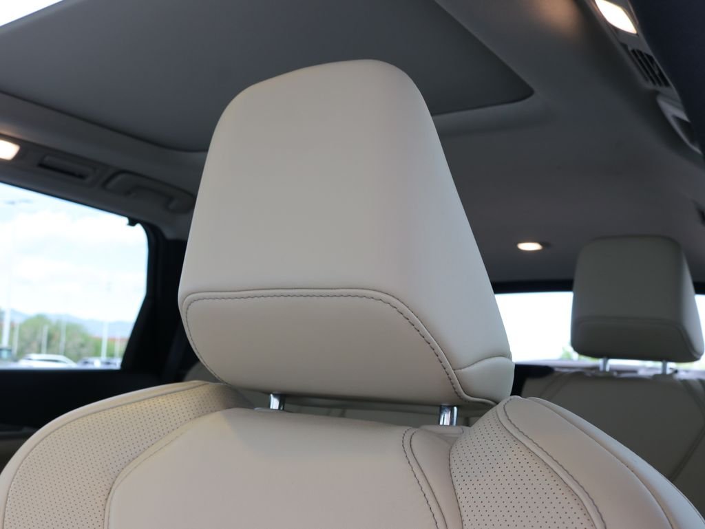 Certified Used 2023 White INFINITI LUXE image 31