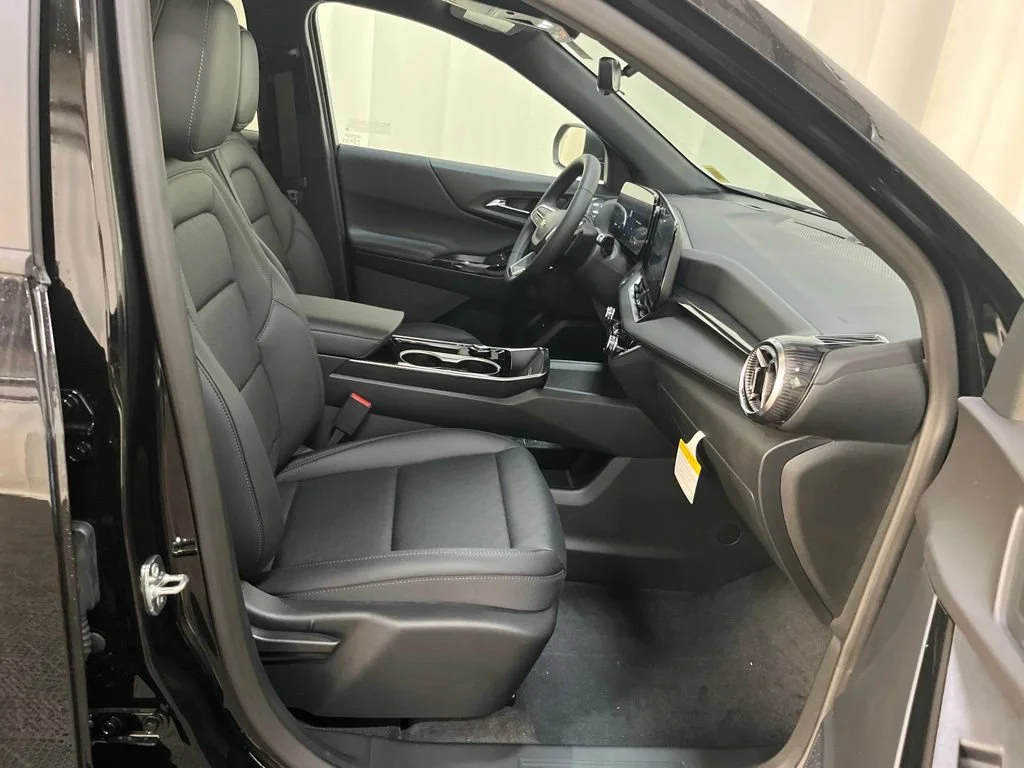 New 2027 Mosaic Black Metallic Chevrolet LT image 18