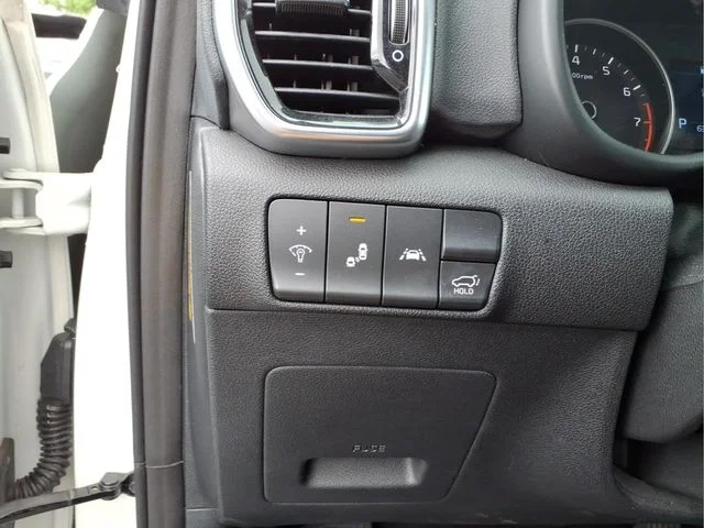 Used 2022 White Kia EX image 18