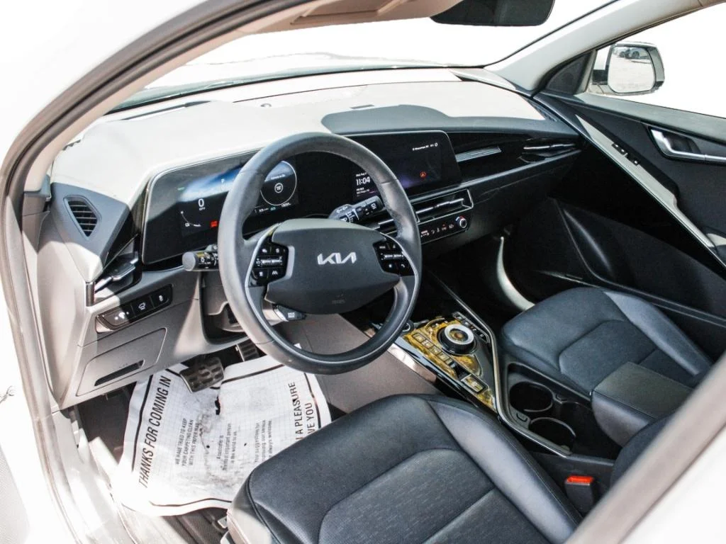 Used 2023 Snow White Pearl Kia Wave image 8