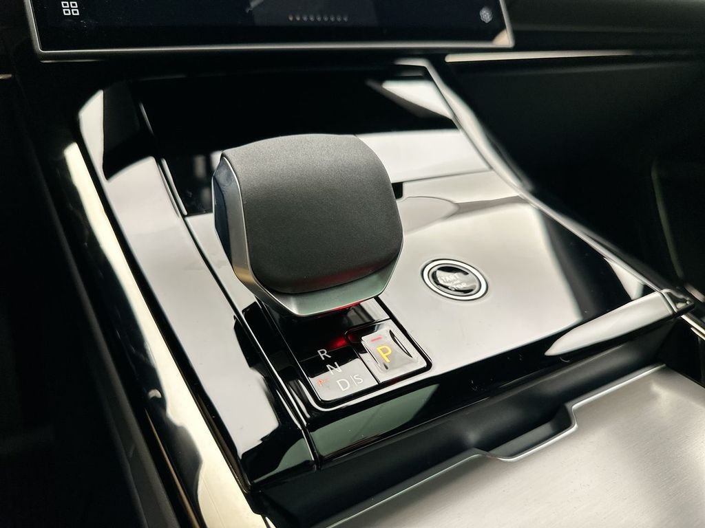 New 2026 Fuji White Land Rover SE image 12