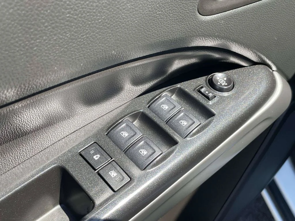 Used 2022 White Chevrolet LT image 26
