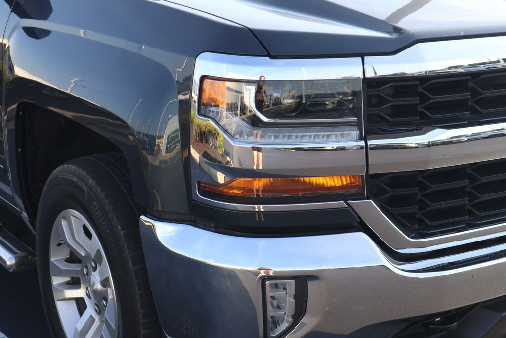 Used 2018 GRAPHITE METALLIC Chevrolet LT image 4