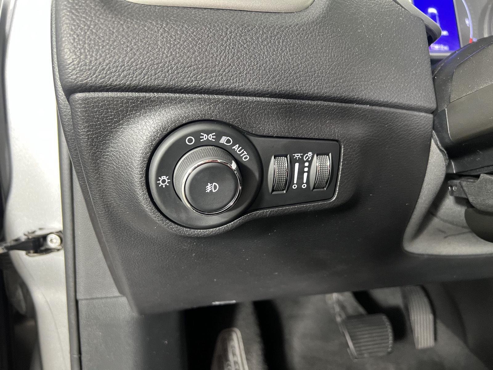 Used 2019 Billet Silver Metallic Clearcoat Jeep Latitude image 14