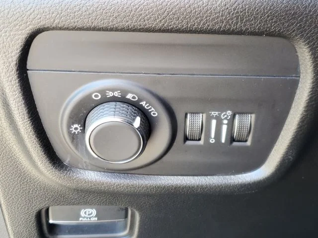 Used 2023 Black Jeep Altitude image 21