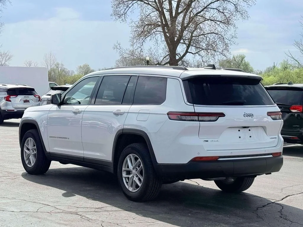 Used 2023 White/off-white Jeep Laredo image 9