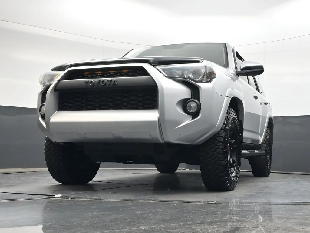 Used 2017 Classic Silver Metallic Toyota SR5 image 28