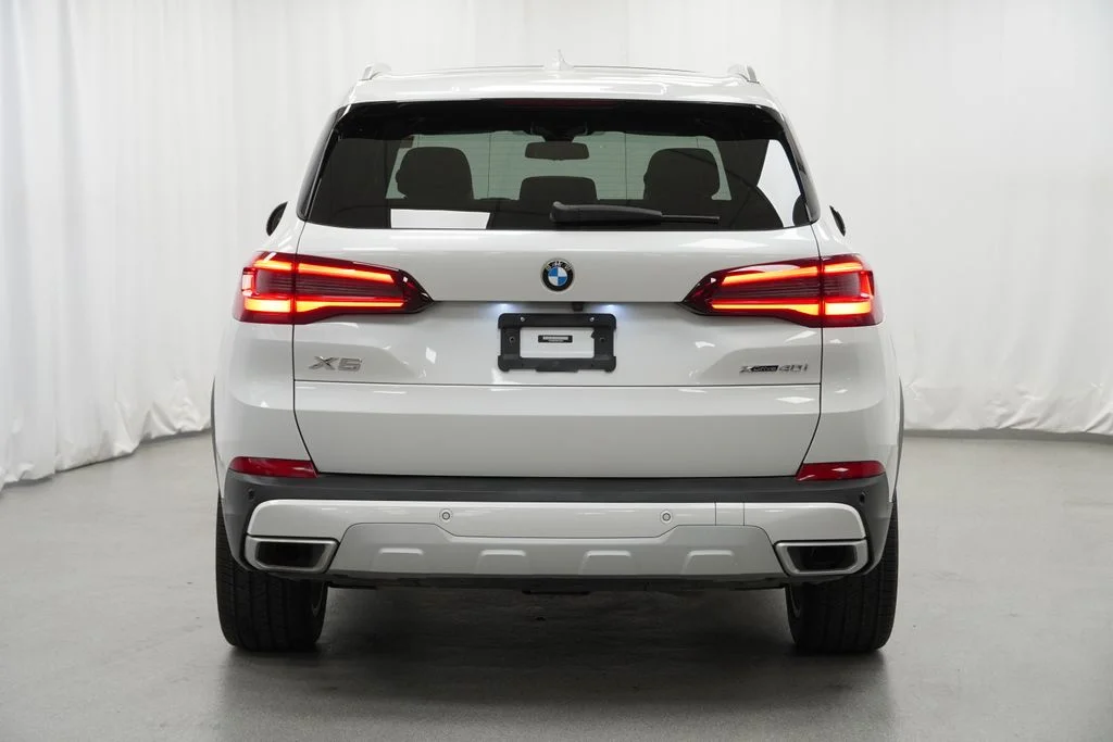 Used 2022 White BMW xDrive40i image 9