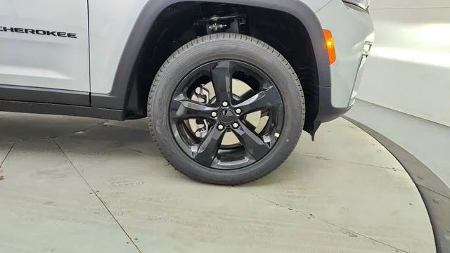 New 2026 Silver Zynith Exterior Paint Jeep Limited image 15
