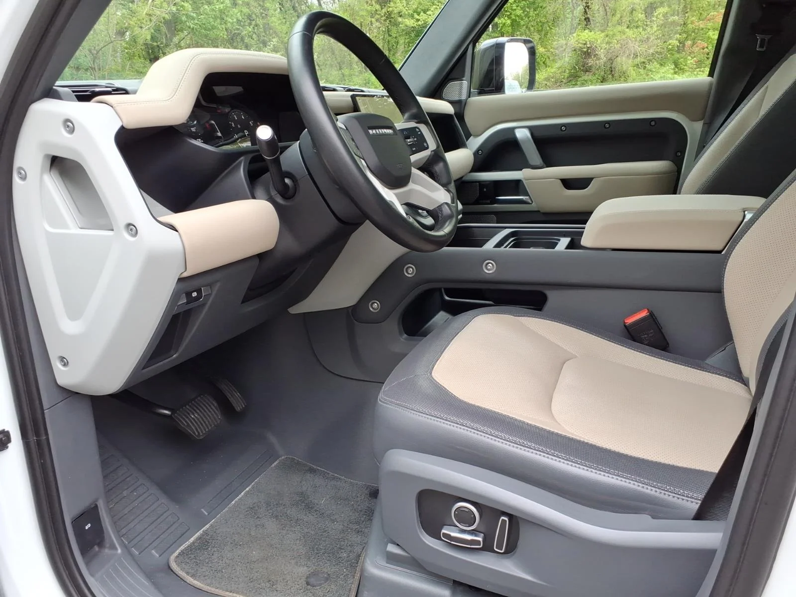 Certified Used 2023 Fuji White 1aa Land Rover 130 X-Dynamic SE image 17
