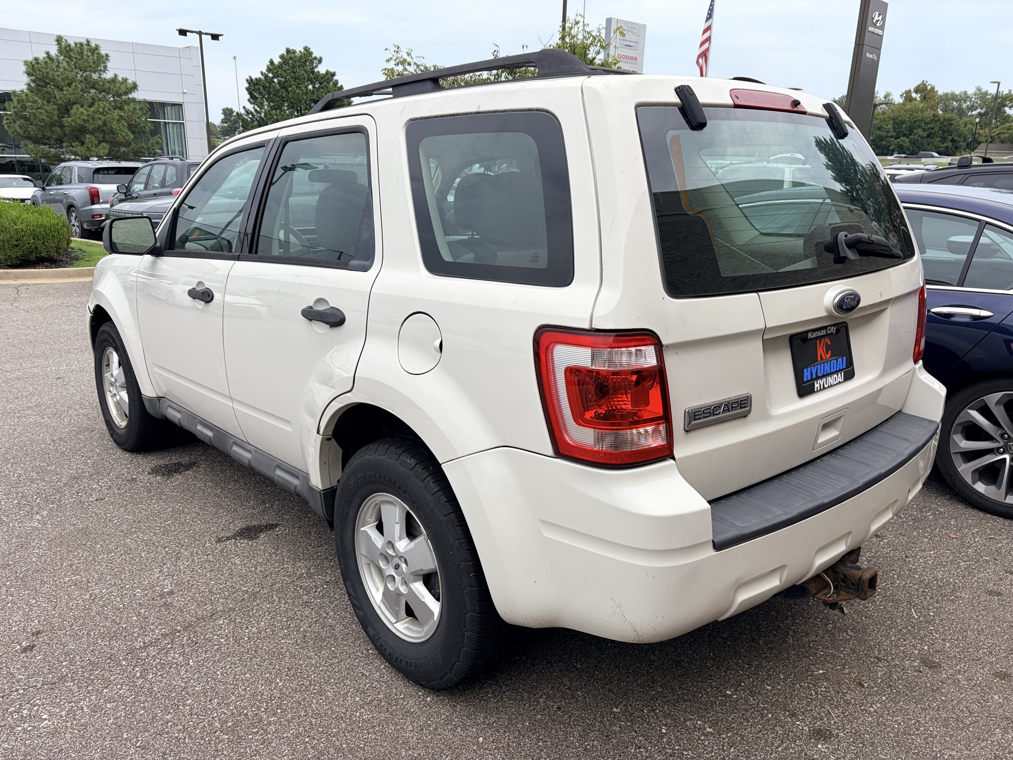 Used 2010 Oxford White (Fleet) Ford XLS image 3