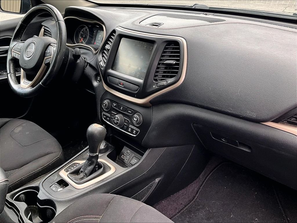 Used 2016 Granite Crystal Metallic Clearcoat Jeep Latitude image 14