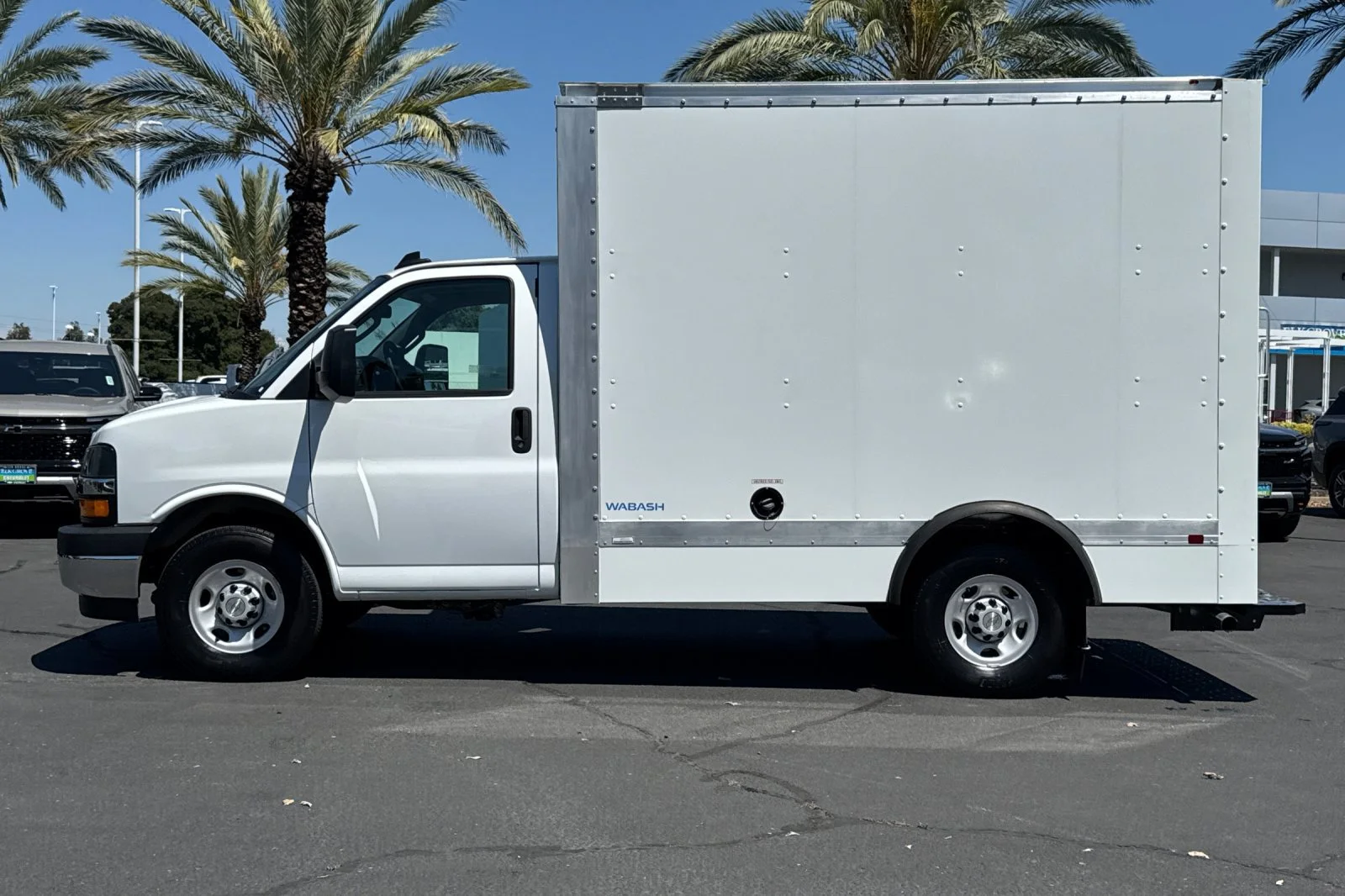 2025 Chevrolet Express Cutaway 3500 1WT view 6