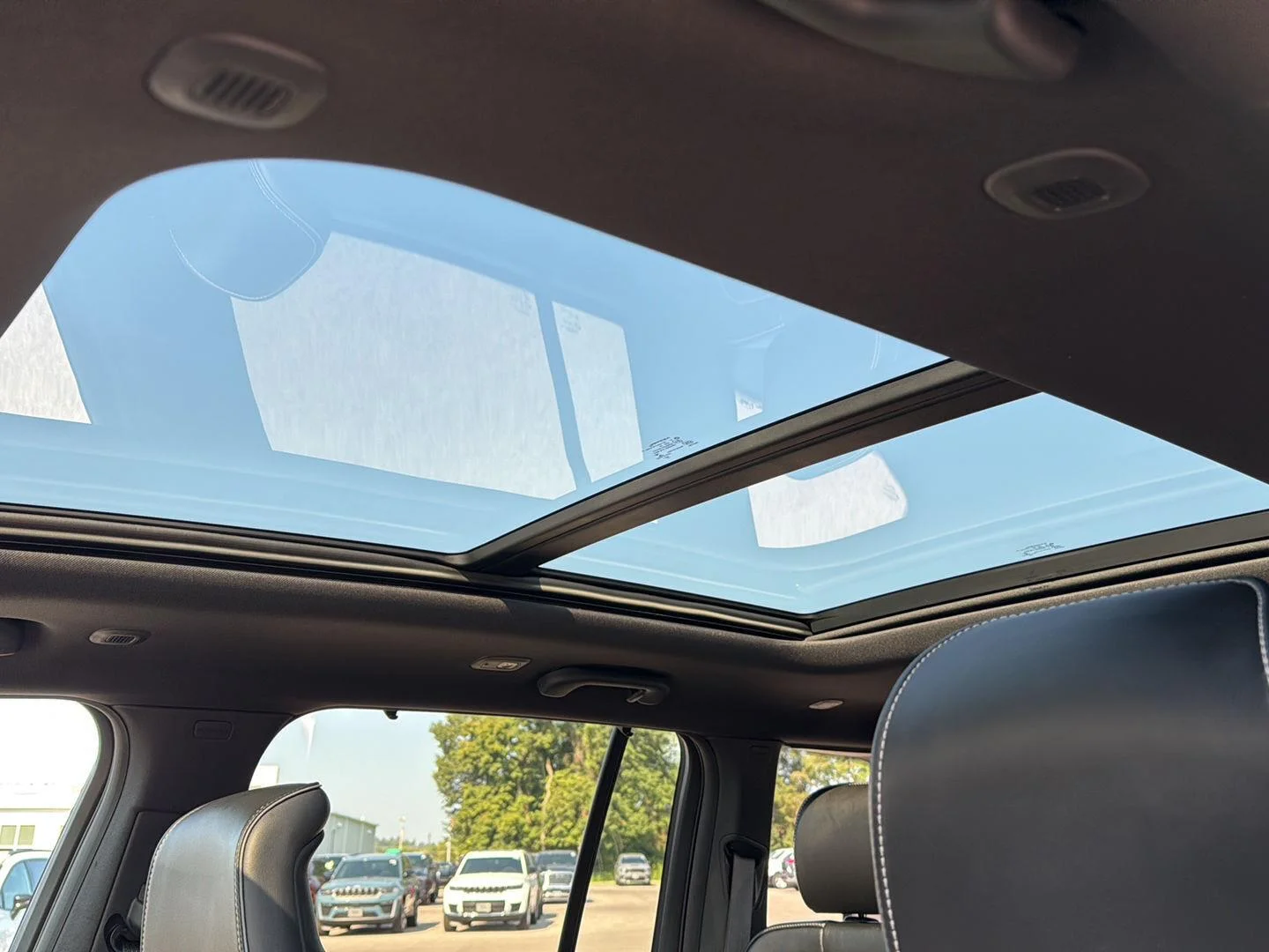 Used 2023 Diamond Black Crystal Pearlcoat Jeep Overland image 6