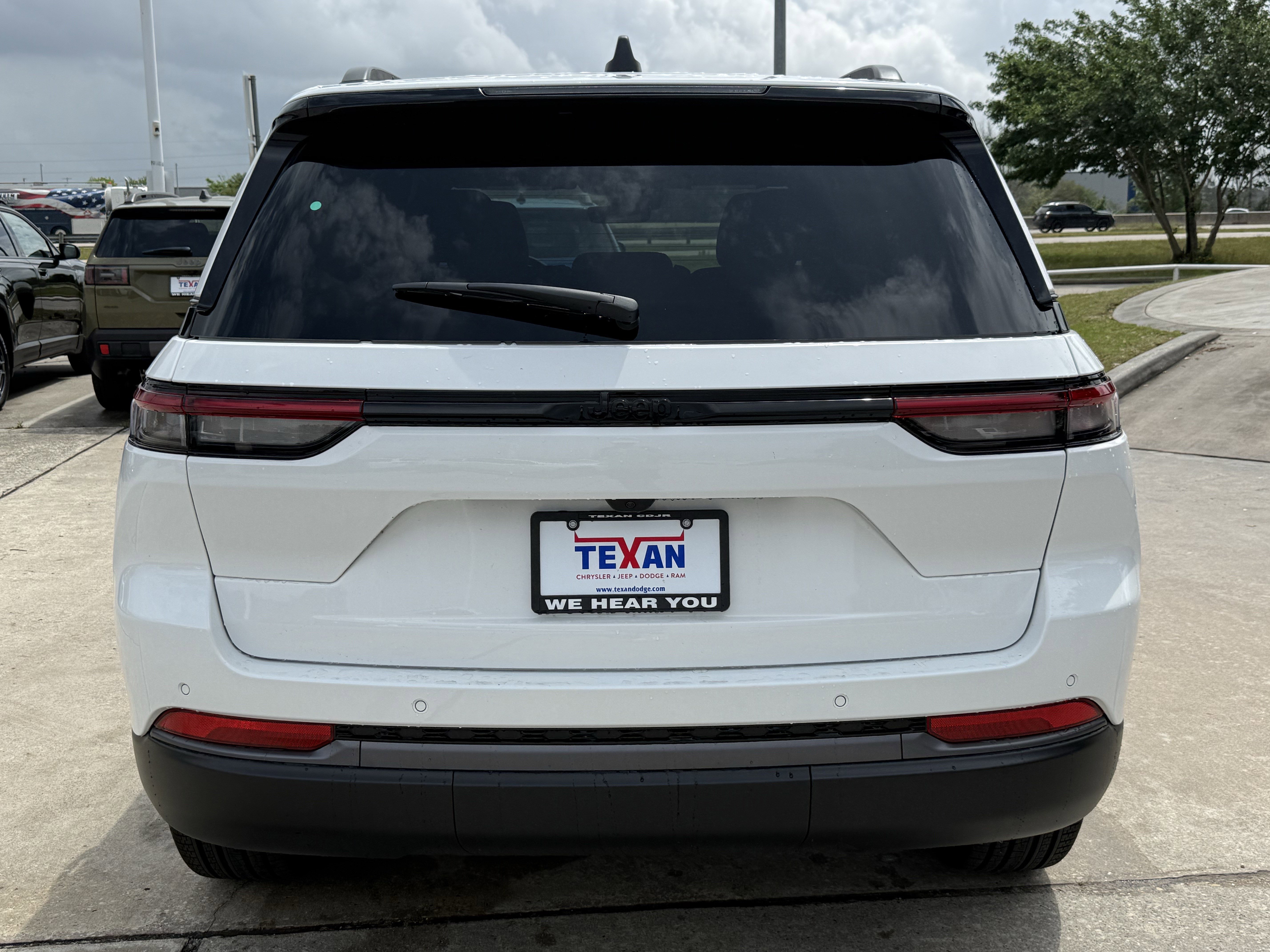 New 2026 Bright White Clear-Coat Exterior Paint Jeep Limited image 5