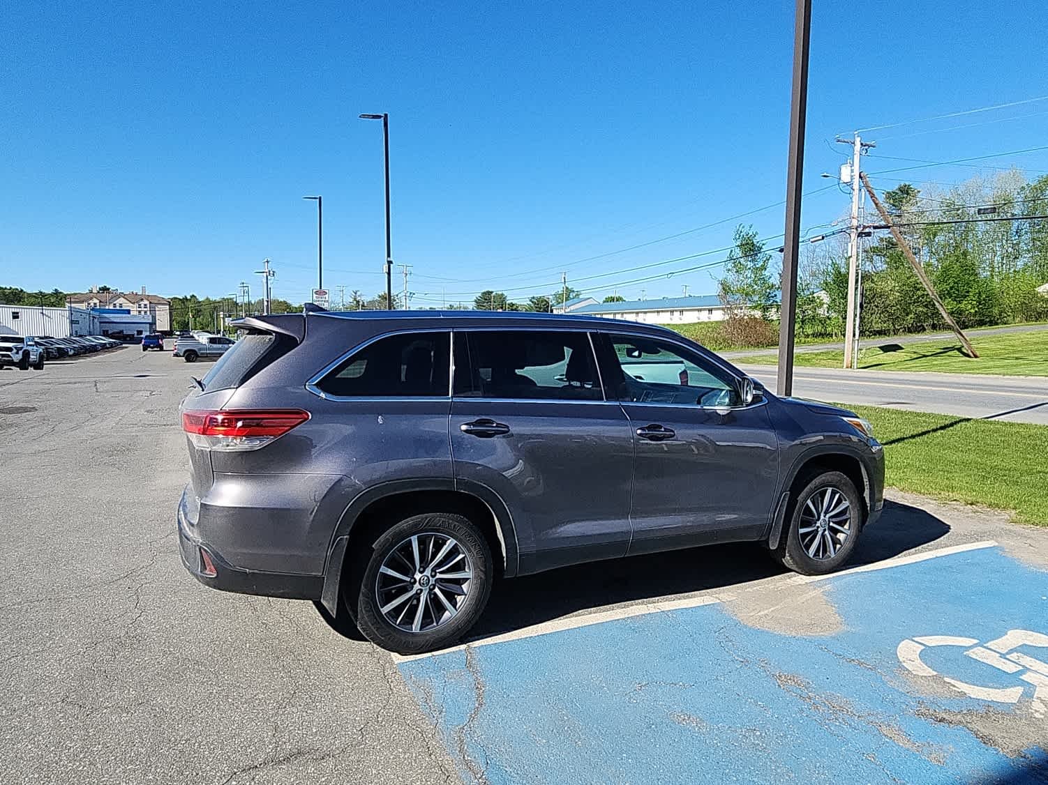 Used 2019 Predawn Gray Mica Toyota XLE image 4