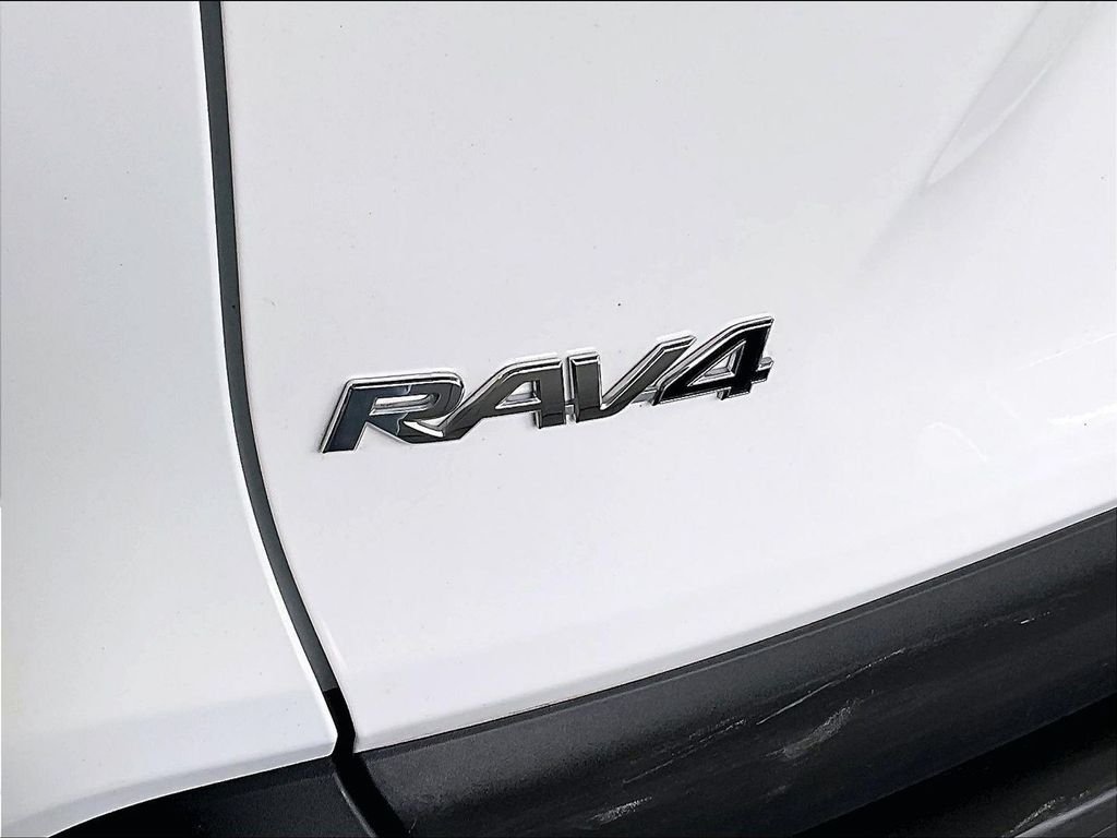 Used 2025 White Toyota XLE image 28