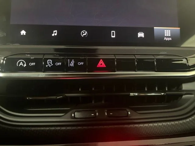 New 2026 Red Hot Pearl-Coat Exterior Paint Jeep Latitude image 28