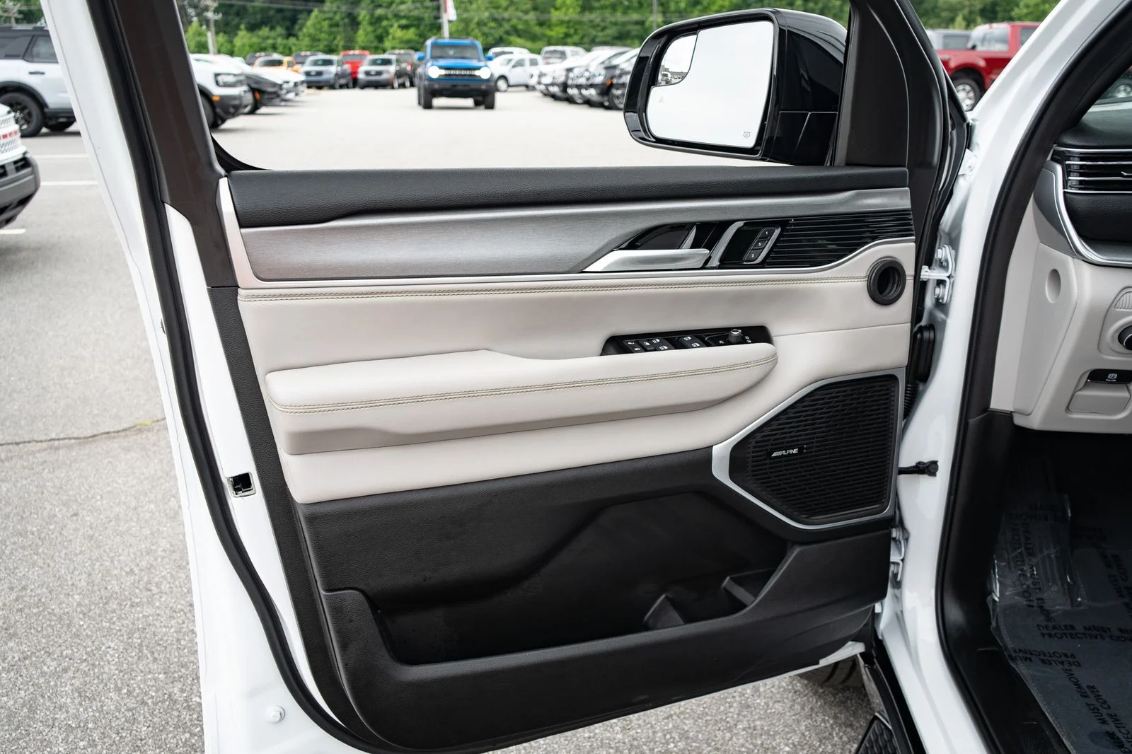 New 2026 Bright White Clear-Coat Exterior Paint Jeep  image 17