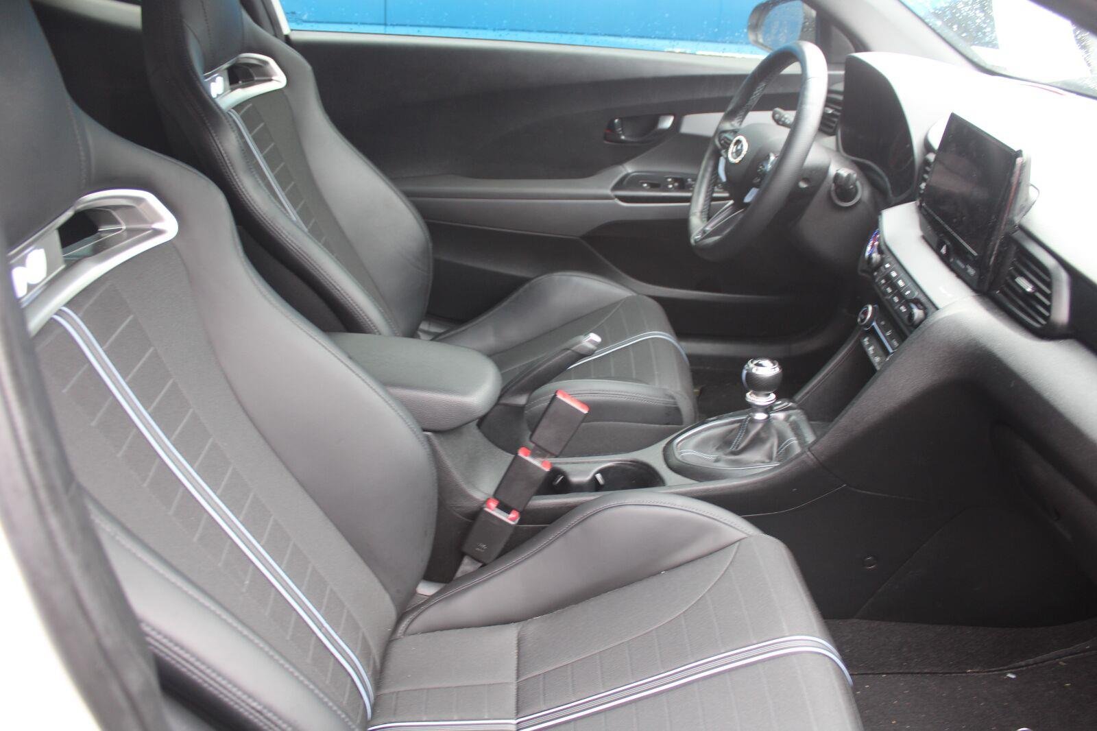 Used 2022 Lunar White Hyundai Base image 7