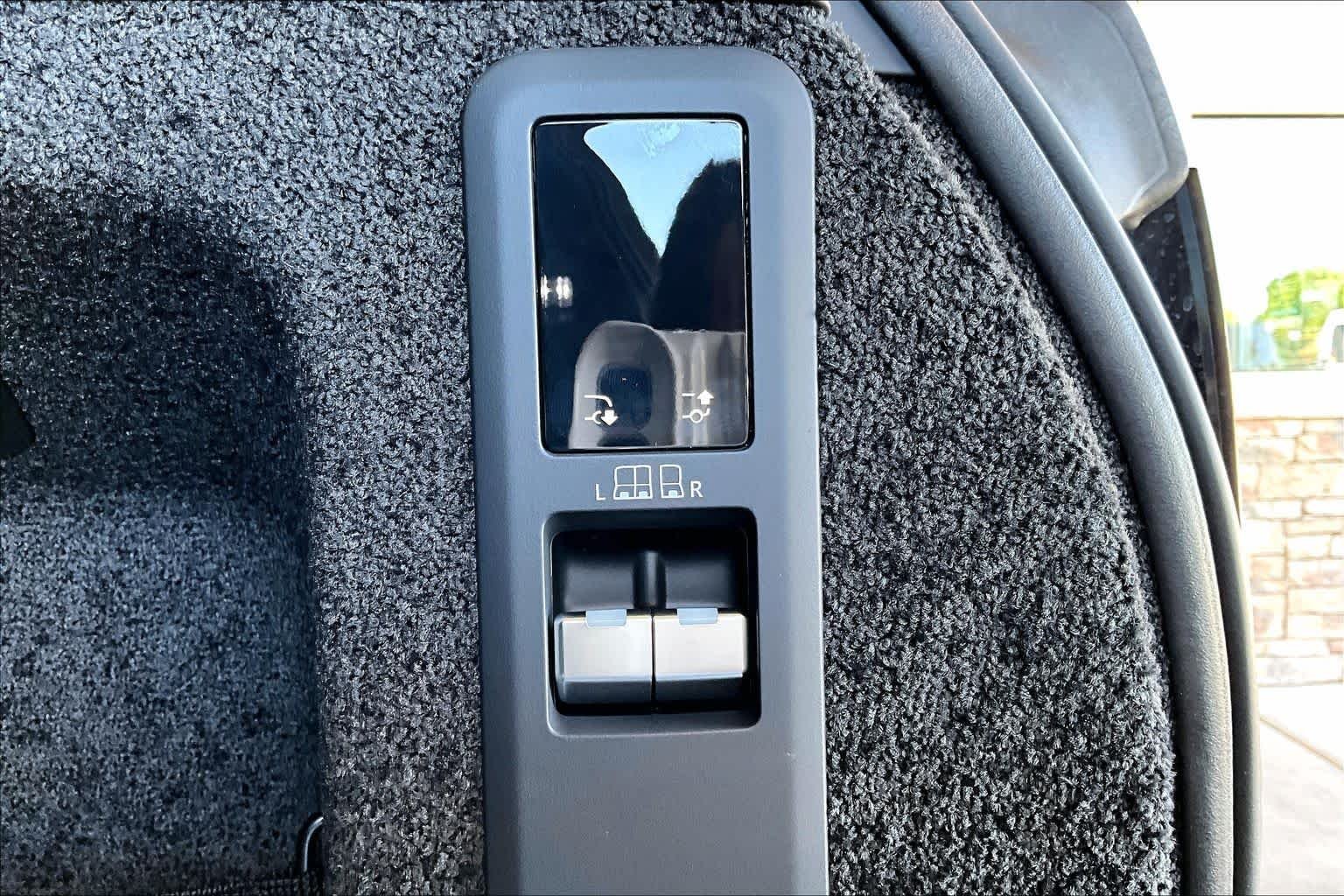 New 2026 Fuji White Land Rover SE image 20