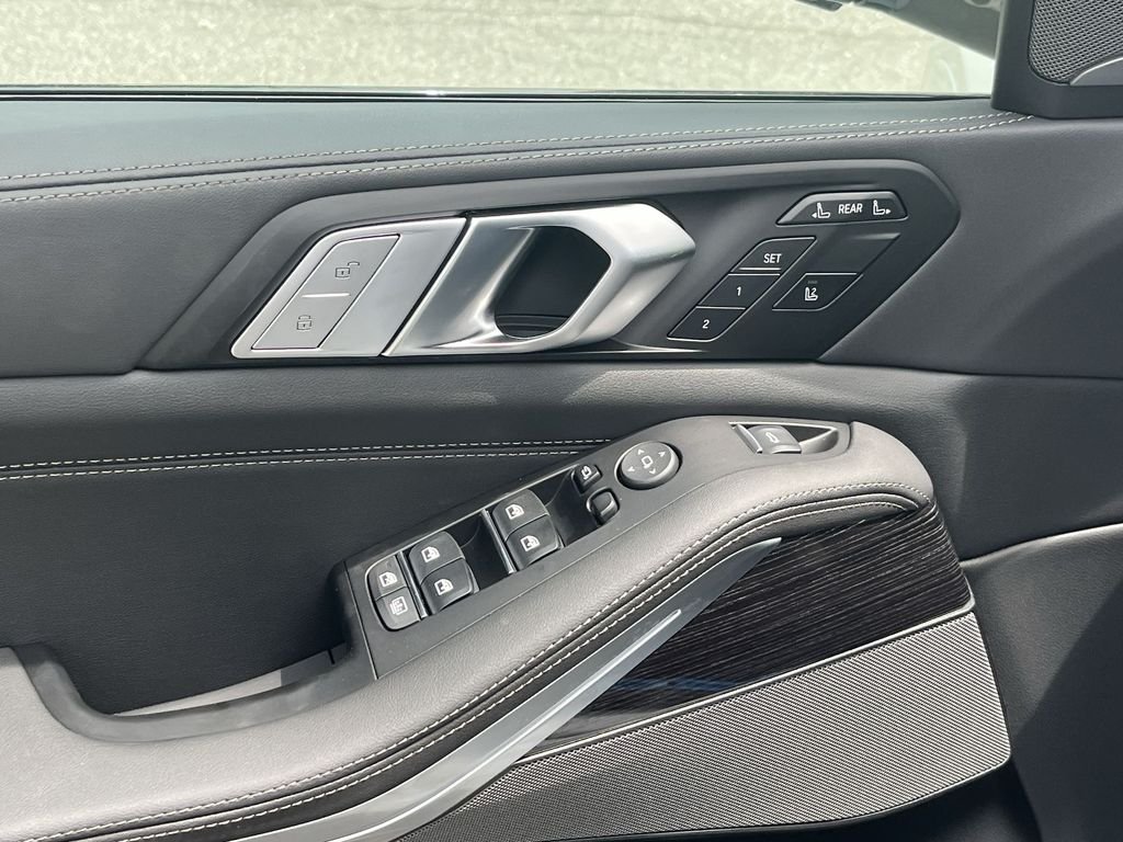 New 2027 White Metallic BMW xDrive40i image 13